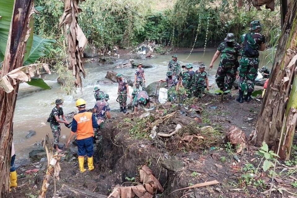 aksi babinsa klojen bersama warga kampung putih bersihkan bantaran sungai brantas.