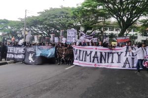 aksi demo aremania di depan balai kota malang