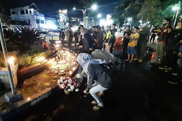 Aksi solidaritas dan bela Sungkawa dari pengunjung Alun-alun Batu. (dik) - Pengunjung Alun-alun Batu Nyalakan Lilin dan Tabur Mawar Doakan Aremania