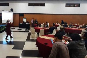Anggota KPU Batu, Marlina SP MSi, memberikan paparan tentang media gathering. (dik) - Media Gathering, KPU Batu Ajak Pers Bantu Sukseskan Pemilu Lewat Berita