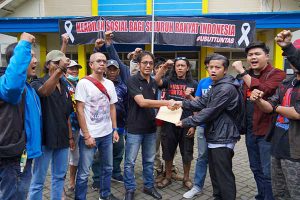 Anggota TGIPF, Akmal Marhali, saat melakukan kunjungan dan koordinasi dengan beberapa pihak di Malang. (ist) - Hasil Investigasi, TGIPF Sampaikan Banyak Temuan mulai Aparat hingga Suporter
