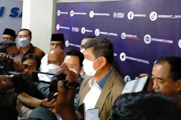Anggota TGIPF Tragedi Kanjuruhan, Letjen TNI (Purn) Dony Manardo, saat diwawancarai awak media. (ist) - TGIPF Temukan Fakta Pintu Tertutup Saat Peristiwa Tragedi Kanjuruhan