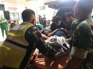 anggota tni ad evakuasi korban insiden kanjuruhan1