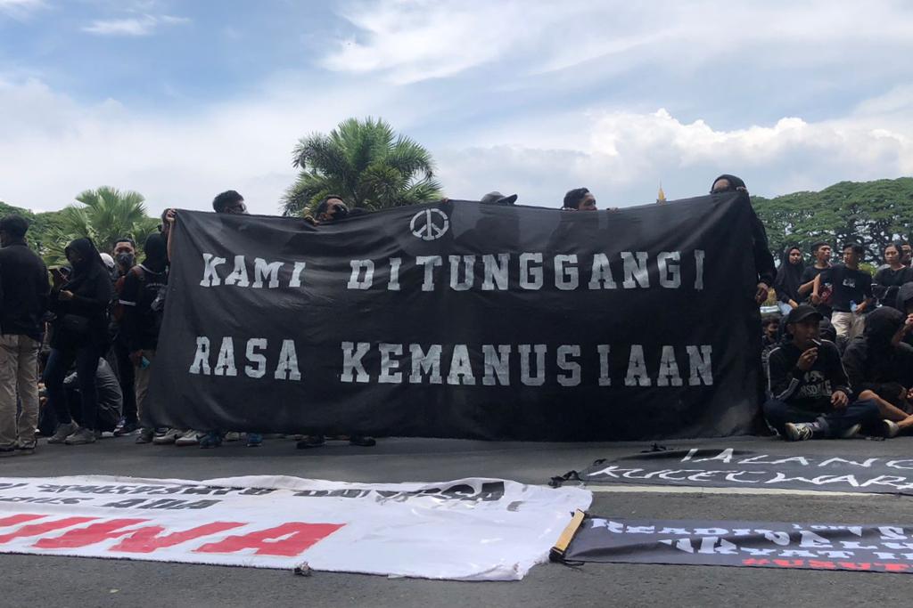 aremania gelar aksi turun ke jalan di alun alun tugu malang