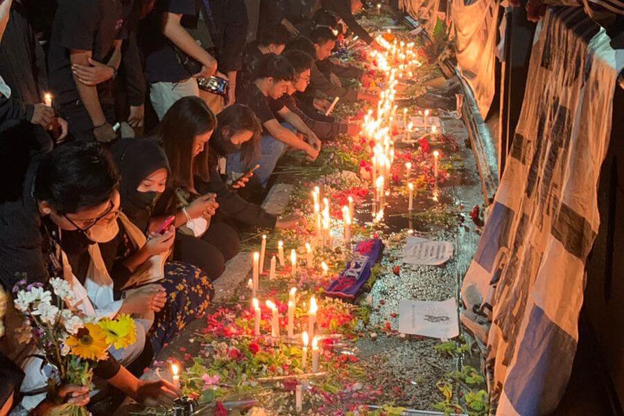 aremania menyalakan lilin dalam doa bersama