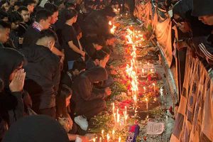 Aremania saat mendoakan seluruh korban Tragedi Kanjuruhan. (bim) - Usut Tuntas Tragedi Kanjuruhan, Aremania Sampaikan Sembilan Poin Tuntutan