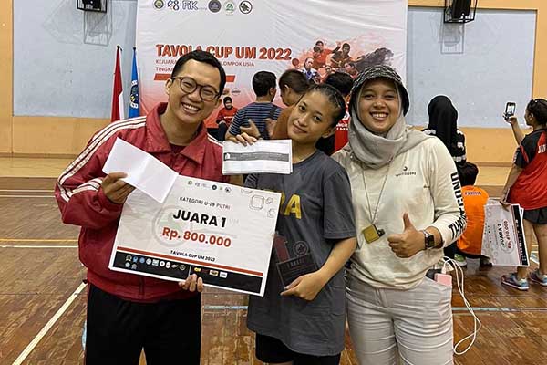 Atlet tenis meja Kota Batu, Windi Banyu Bening (tengah). (ist) - Atlet Tenis Meja Kota Batu Juara 1 Tavola Cup UM 2022