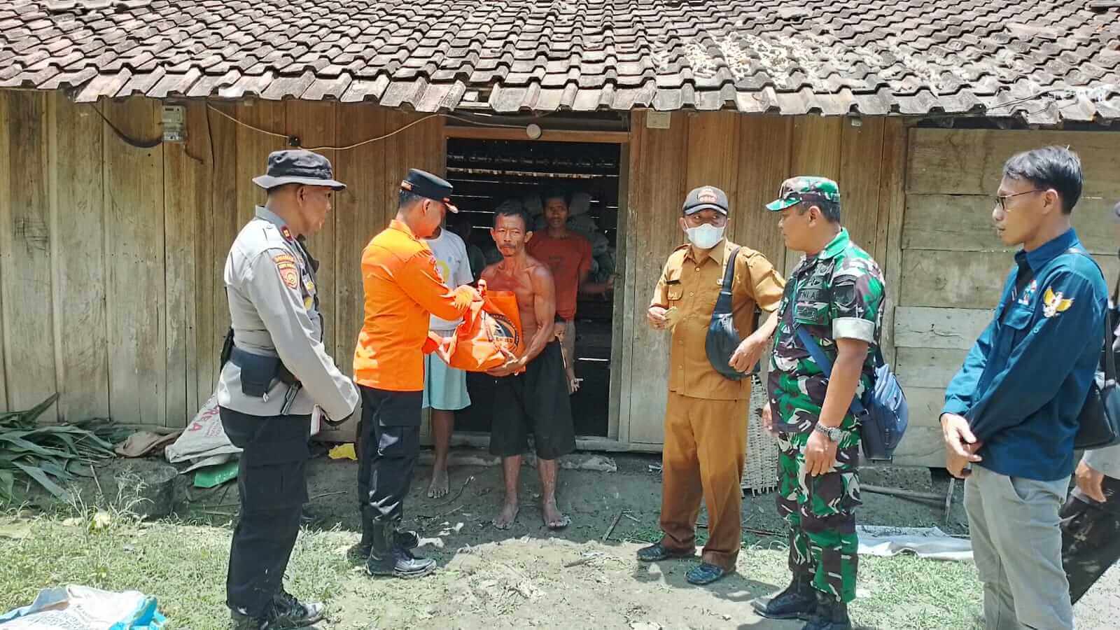 bpbd bojonegoro salurkan bantuan kepada warga terdampak angin puting beliung di tambakrejo1