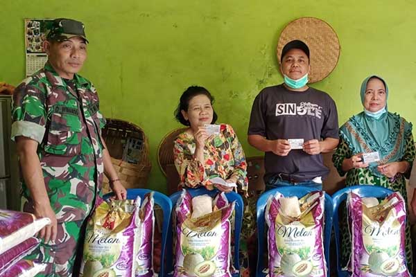Babinsa Bandung Rejosari dampingi pendistribusian beras BPNTD. (ist) - Babinsa Bandung Rejosari Dampingi Pendistribusian Beras BPNTD