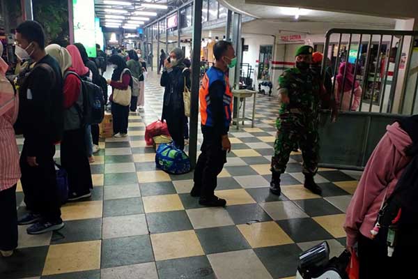Babinsa Kidul Dalem bantu pengamanan Stasiun Malang Kotabaru. (ist) - Babinsa Kidul Dalem Bantu Pengamanan Stasiun Malang Kotabaru