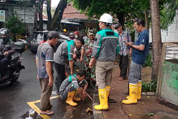 Babinsa Kiduldalem bantu pengamanan perbaikan saluran drainase. (ist) - Babinsa Kiduldalem Bantu Perbaikan Saluran Drainase