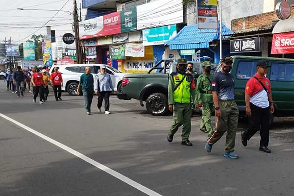 Babinsa Klojen dampingi jalan sehat bersama tiga pilar. (ist) - Babinsa Kelurahan Klojen Dampingi Jalan Sehat Bersama Tiga Pilar