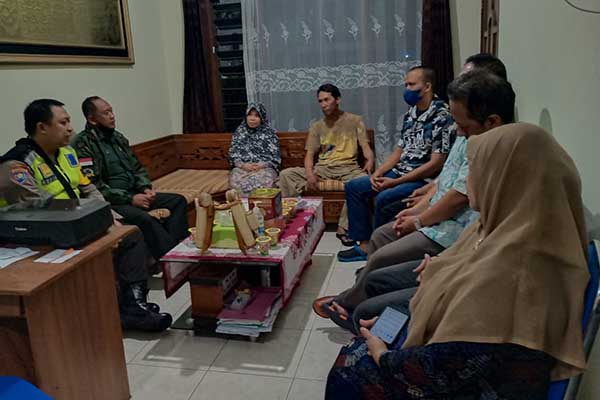 Babinsa Klojen komsos bersama warga binaan. (ist) - Jalin Silaturahmi, Babinsa Klojen Komsos Bersama Warga Binaan