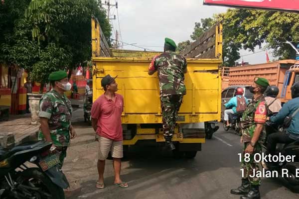 Babinsa Kodim 0833 Kota Malang masifkan Pos Pam PMK. (ist) - Babinsa Kodim 0833 Kota Malang Masifkan Pos Pam PMK