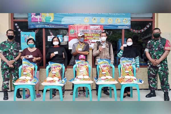 Babinsa Kodim 0833 dampingi pendistribusian beras BPNTD di Kota Malang. (ist) - Babinsa Kodim 0833 Dampingi Pendistribusian Beras BPNTD di Kota Malang