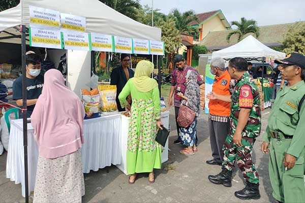 Babinsa Merjosari dampingi operasi pasar. (ist) - Kendalikan Inflasi, Babinsa Merjosari Dampingi Operasi Pasar