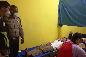 Babinsa Tasikmadu dampingi donor darah Majelis Tafsir Alquran. (ist) - Babinsa Tasikmadu Dampingi Donor Darah Majelis Tafsir Alquran