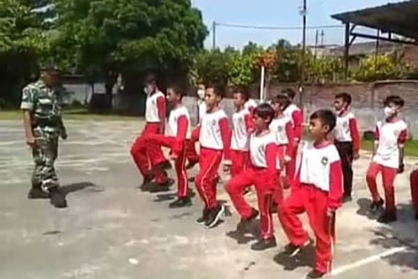 Babinsa berikan pelatihan PBB siswa SDN 1 Pisangcandi. (ist) - Babinsa Berikan Pelatihan PBB Siswa SDN 1 Pisangcandi
