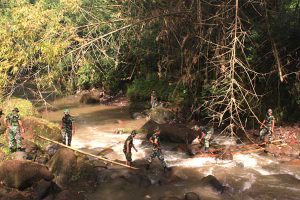 FT: Babinsa dan warga Karangbesuki karya bakti bersihkan bantaran Sungai Metro. (ist)