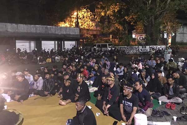 Berbagai anggota Komunitas yang datang ke Gedung kesenian untuk ikut berdoa. (ist) - Bakar 1000 Dupa, DKKB Doakan Korban Kanjuruhan dan Banjir Malang