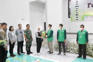 bupati bojonegoro anna muawanah saat memberikan bantuan hibah ppm secara simbolis kepada petani di acara fun farmers day