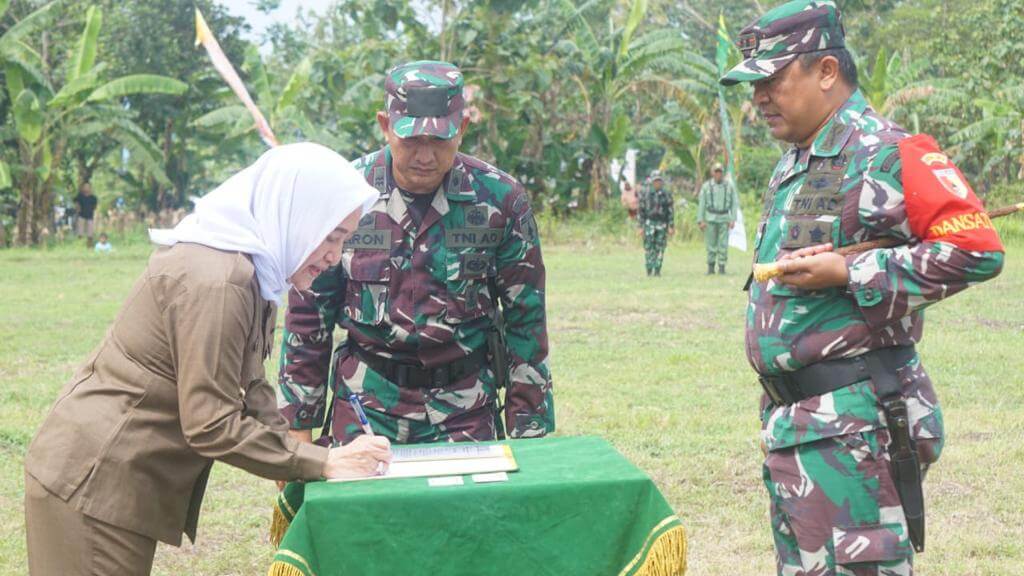 bupati bojonegoro membuka secara resmpi kegiatan tmmd ke 115 di desa kasiman 1
