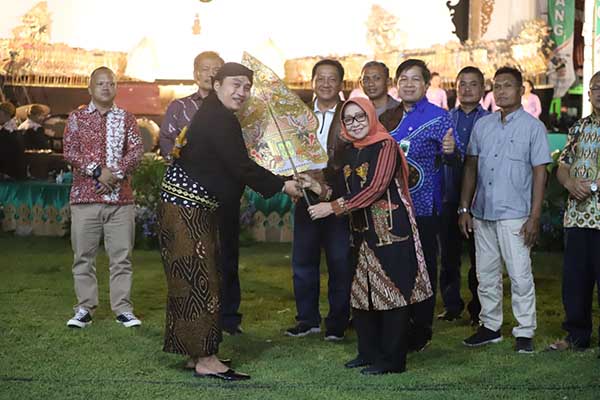 SIMBOLIS: Bupati Jombang serahkan Gunungan kepada Dalang. (ful) - Sosialisasi Gempur Rokok Ilegal dengan Wayang Kulit Dibuka Bupati Jombang