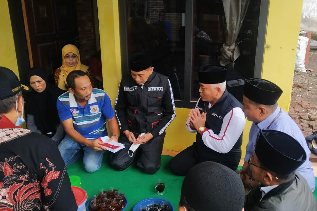 bupati malang hm sanusi melakukan takziah ke rumah rumah korban 1
