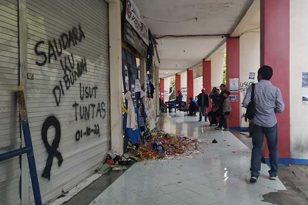 Coretan tuntutan usut tuntas. (ist) - Spanduk dan Coretan Usut Tuntas Hiasi Stadion Kanjuruhan