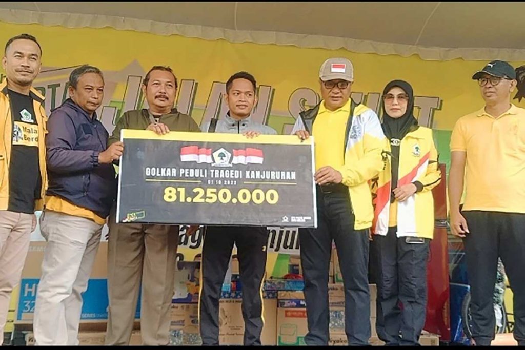 DPD Golkar Kota Malang salurkan santunan bagi korban Tragedi Kanjuruhan. (ist) - Pecahkan Rekor MURI, Jalan Sehat Serentak Golkar Kota Malang Aksi Simpatik Tragedi Kanjuruhan