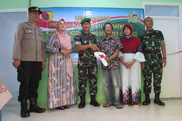 Dandim 0833 Kota Malang serahkan kunci rehab RTLH pada pemilik rumah, Ken Indra Maharizkie. (ist) - Dandim 0833 Kota Malang Serahkan Kunci Rehab RTLH pada Warga Pandanwangi