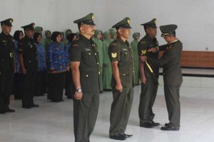 Dandim 0833 pimpin Upacara Kenaikan Pangkat dan Purna Tugas personel Kodim 0833. (ist) - Dandim 0833 Pimpin Upacara Kenaikan Pangkat dan Purna Tugas Personel Kodim 0833