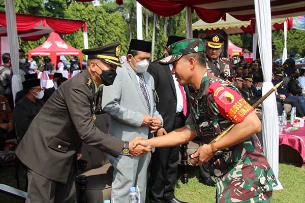 Dandim 0833 turut menjadi peserta upacara HUT ke-77. (ist) - HUT ke-77 TNI, Panglima TNI Minta Jajaran Jaga Kepercayaan Masyarakat