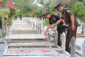 dandim 0833 ziarah makam pahlawan. ist
