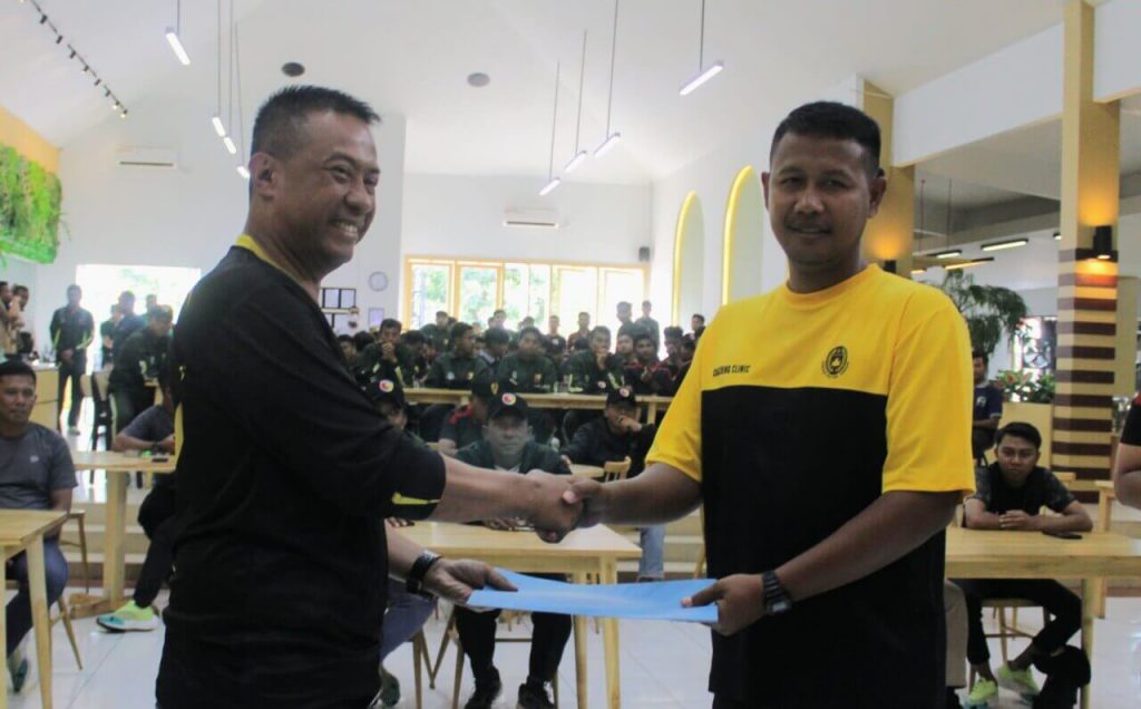 dankontingen jatim pada liga santri piala kasad 2022 brigjen tni terry tresna purnama berjumpa langsung dengan para kontingen jatim minggu
