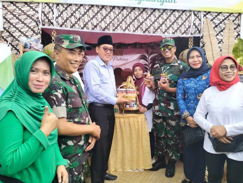 danrem 082 cpyj yang di wakili kasrem 082 cpyj letkol arh beni sutrisno s.sos menghadiri pembukaan pameran dan bazar dalam rangka hut tni ke 77
