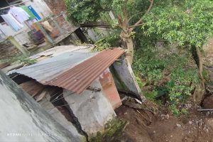 Dapur rumah warga Kampung Putih ambles. (ist) - Akibat Hujan Semalaman, Dapur Rumah Warga Kampung Putih Ambles