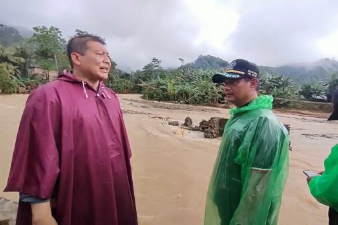didik saat meninjau desa pujiarjo saat dilanda banjir