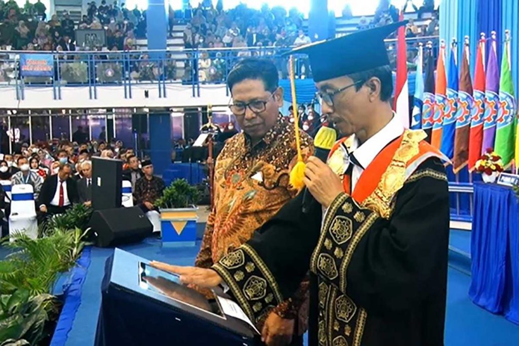 Direktur Polinema, bersama Direktur Utama Peruri Security Printing, Ahmad Hidayat, mencontohkan proses ijazah format hybrid. (ist) - Polinema Berikan Tiga Produk Ijazah Format Hybrid Bagi Lulusan TA 2021/2022 - Ijazah Fisik dengan tanda tangan elektronik, Ijazah Digital, dan Legalisir Digital