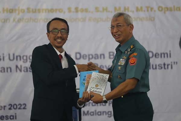Direktur Polinema menerima cendera mata buku dari Sesjen Wantannas. (rhd) - Melalui Wasbang, Sesjen Wantannas Dorong Maba Polinema Jadi Generasi Unggul