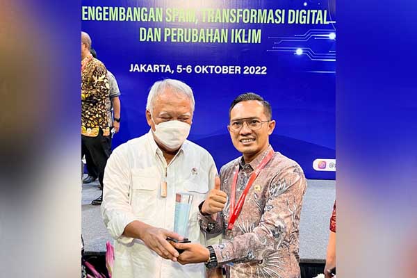 Direktur Tirta Kecana bersama Menteri PUPR. (ful) - Perumdam Tirta Kencana Jombang Raih Peringkat 2 Nasional dalam Pengelolaan Digital Transformation Award