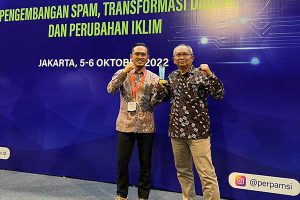 Direktur Tirtakencana Jombang bersama Asisten Perekonomian dan pembangunan Setdakab Jombang. (ful) - Perumdam Tirta Kencana Jombang Raih Peringkat 2 Nasional dalam Pengelolaan Digital Transformation Award