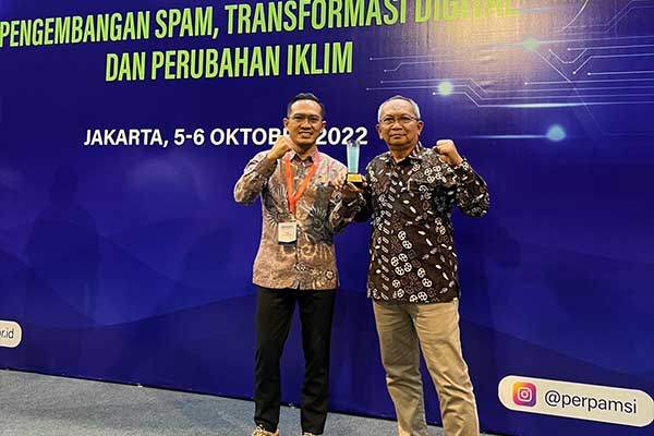 Direktur Tirtakencana Jombang bersama Asisten Perekonomian dan pembangunan Setdakab Jombang. (ful) - Perumdam Tirta Kencana Jombang Raih Peringkat 2 Nasional dalam Pengelolaan Digital Transformation Award
