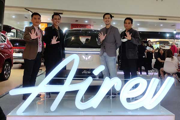 Direktur Wuling Perdana Jatim, Yudi Irawan Wijaya (kedua kiri) bersama jajarannya, menyapa warga Malang Raya. (rhd) - Mobil Listrik Wuling Air ev Sapa Warga Malang Raya
