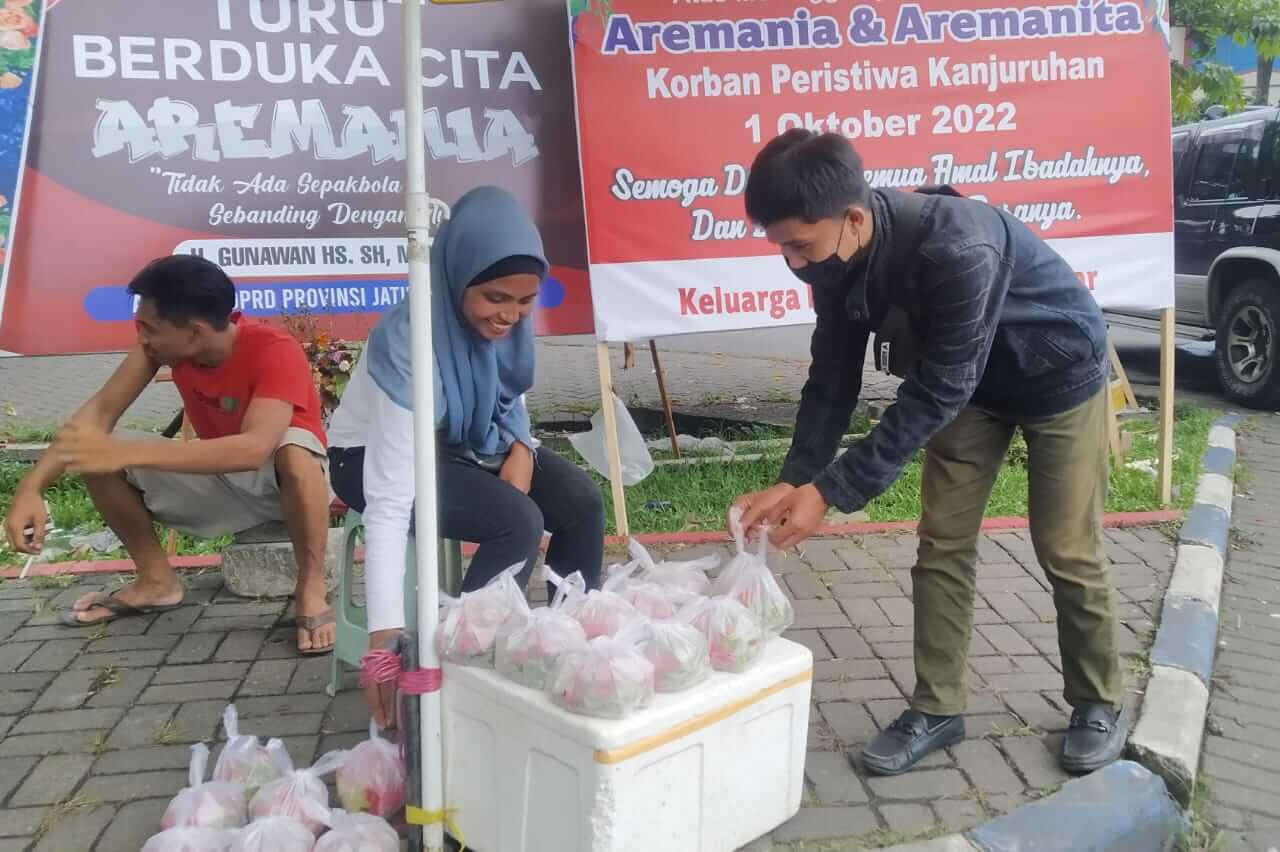 dita saat melayani pembeli. ws6