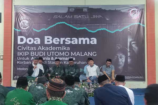 Doa Bersama untuk Korban Tragedi Kanjuruhan di IKIP Budi Utomo Malang. (rhd) - IBU, PWI dan NU Doa Bersama untuk Korban Tragedi Kanjuruhan