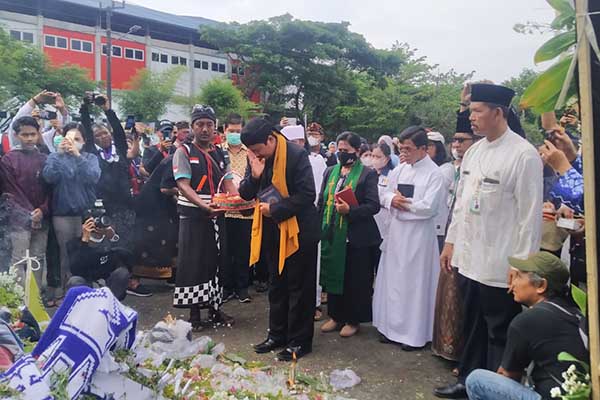 Doa bersama lintas agama di stadion Kanjuruhan, tepat di depan patung Tegar Jawara. (ws6) - Peringati Tujuh Hari Tragedi Kanjuruhan, Lintas Agama Gelar Doa Bersama