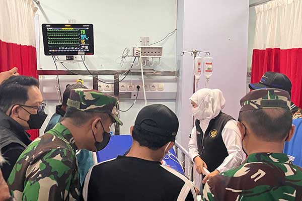 Forkopimda Jawa Timur, saat menjenguk langsung korban yang dirawat di RSSA Malang. (bim) - Edi Hermanto Cemas, Putrinya Terbujur Koma Jadi Korban Tragedi Kanjuruhan