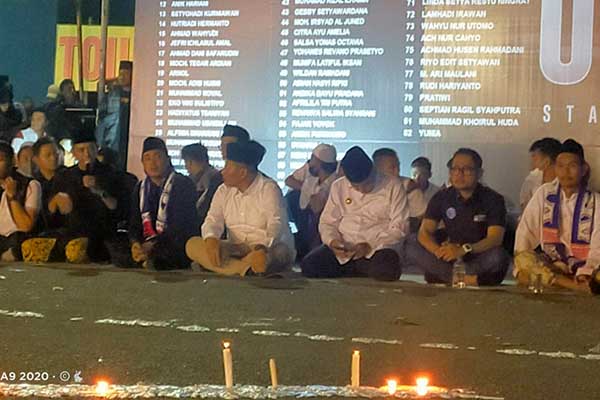 Foto Bupati Malang HM Sanusi saat menghadiri doa bersama di halaman Stadion Kanjuruhan. (ist) - Sanusi Diminta Berkoordinasi dengan Kepala Daerah Lain Terkait Biaya Pengobatan Aremania - Banyak yang Harus Bayar Rumah Sakit