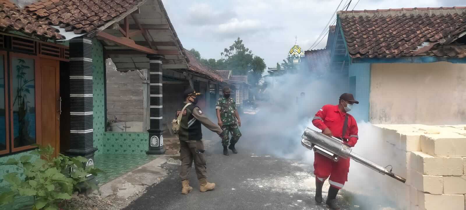 gandeng dinas kesehatan polres bojonegoro dan kodim 0813 bojonegoro gelar fogging